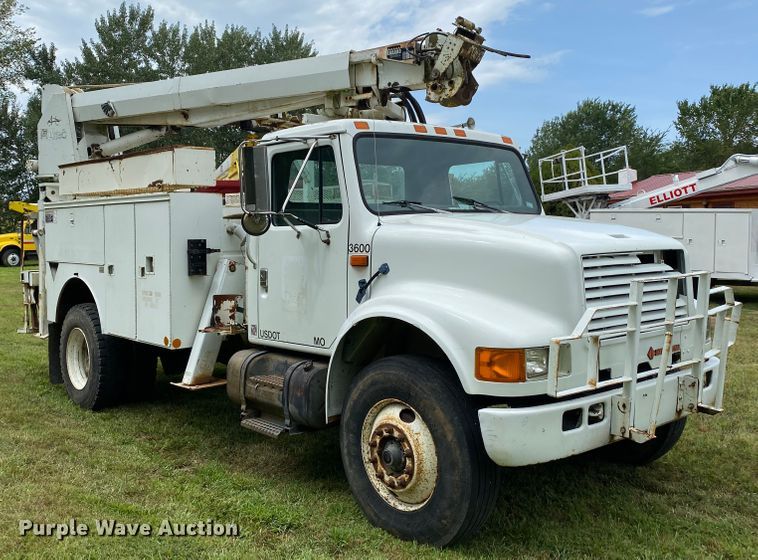 image for item HG9118 1991 International 4900  digger derrick truck