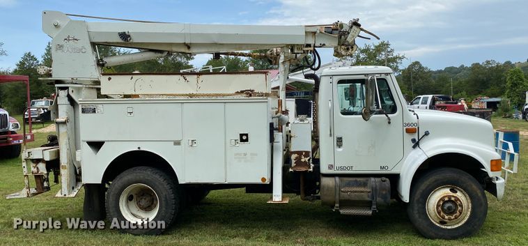 image for item HG9118 1991 International 4900  digger derrick truck