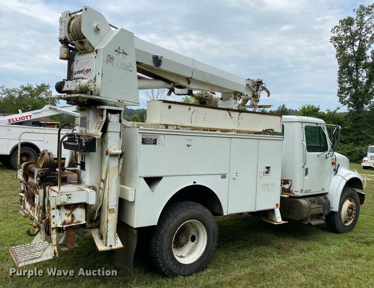 image for item HG9118 1991 International 4900  digger derrick truck