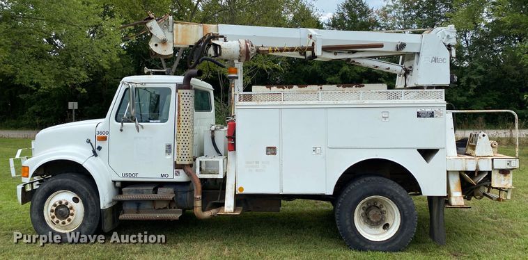 image for item HG9118 1991 International 4900  digger derrick truck