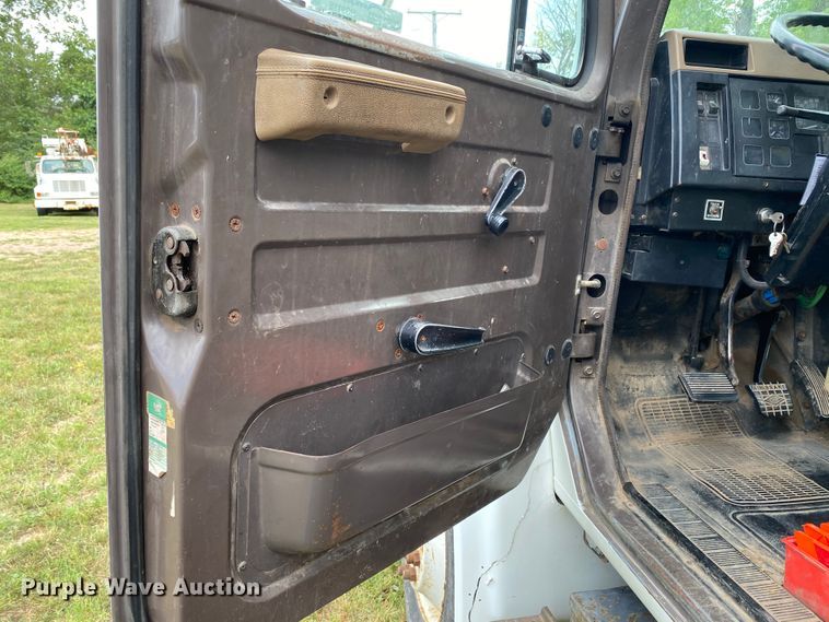 image for item HG9118 1991 International 4900  digger derrick truck