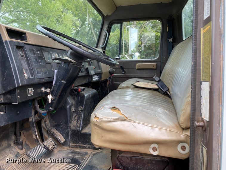 image for item HG9118 1991 International 4900  digger derrick truck