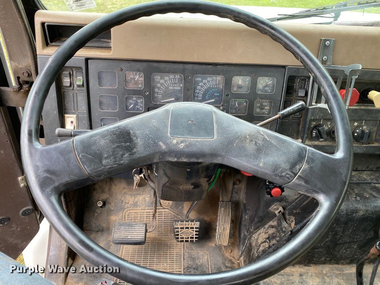 image for item HG9118 1991 International 4900  digger derrick truck