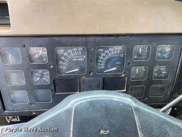 image for item HG9118 1991 International 4900  digger derrick truck