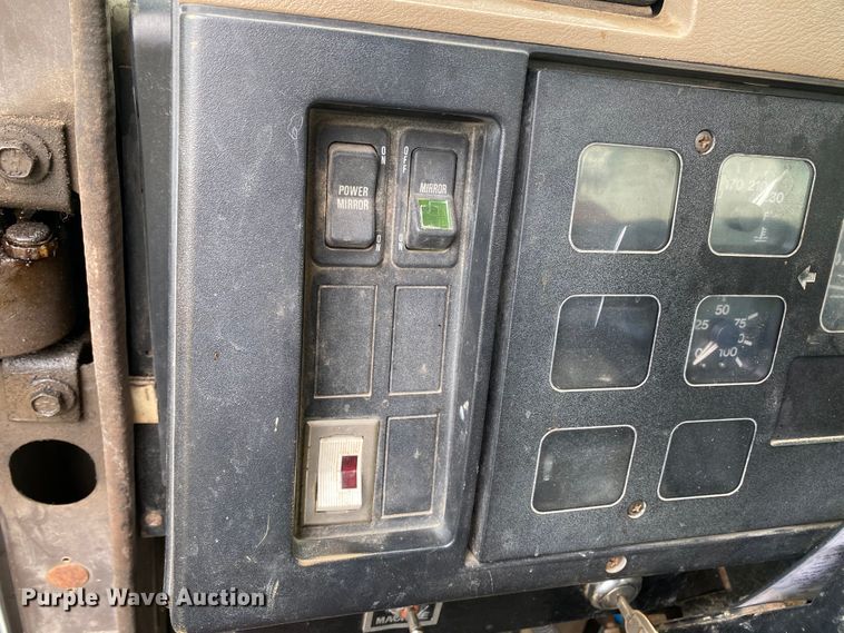 image for item HG9118 1991 International 4900  digger derrick truck