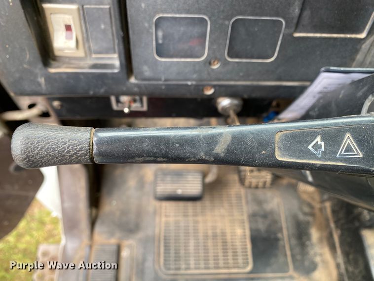 image for item HG9118 1991 International 4900  digger derrick truck