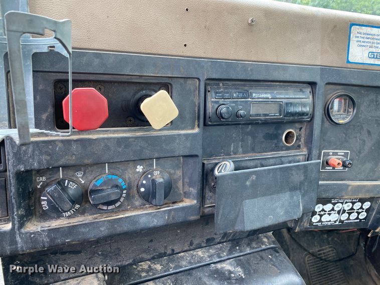 image for item HG9118 1991 International 4900  digger derrick truck