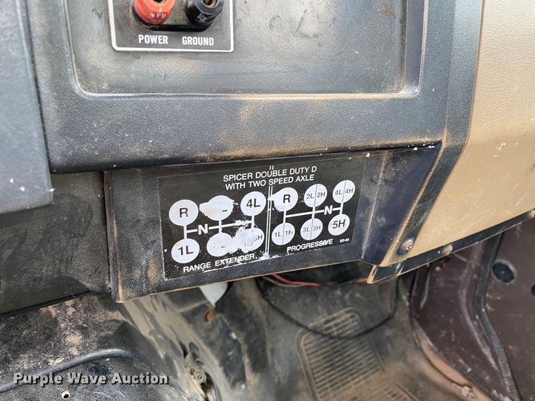 image for item HG9118 1991 International 4900  digger derrick truck