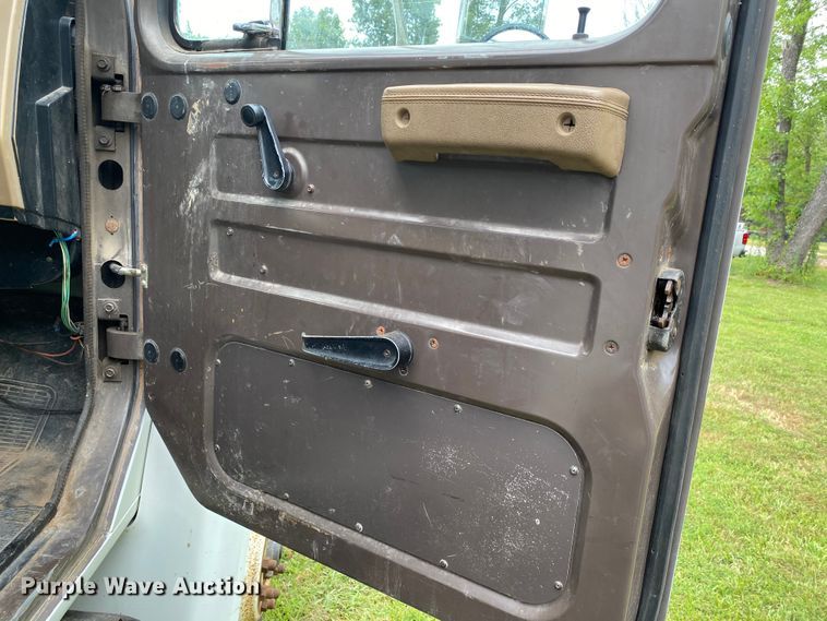 image for item HG9118 1991 International 4900  digger derrick truck