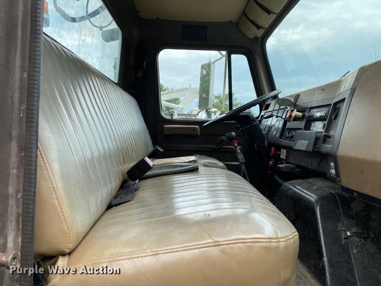 image for item HG9118 1991 International 4900  digger derrick truck