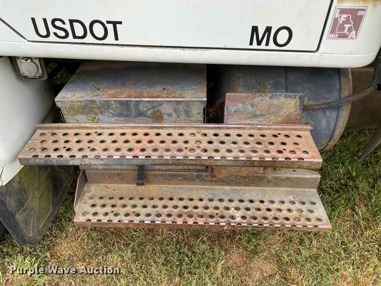 image for item HG9118 1991 International 4900  digger derrick truck