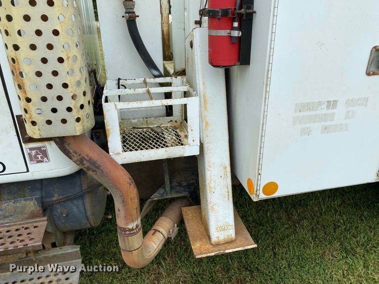 image for item HG9118 1991 International 4900  digger derrick truck