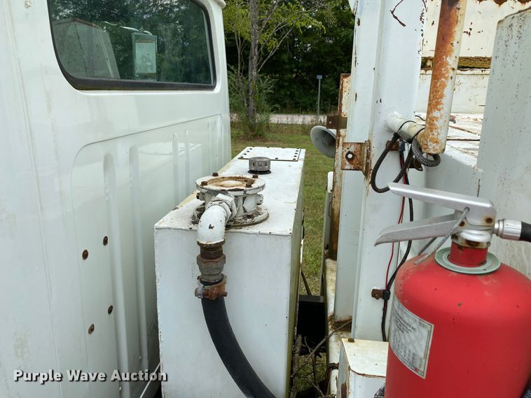 image for item HG9118 1991 International 4900  digger derrick truck