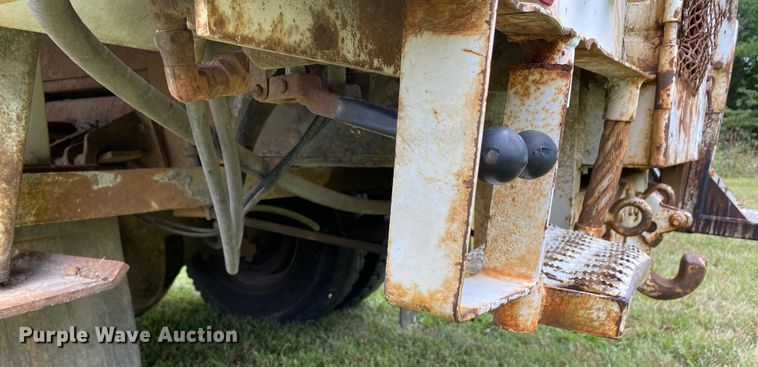 image for item HG9118 1991 International 4900  digger derrick truck