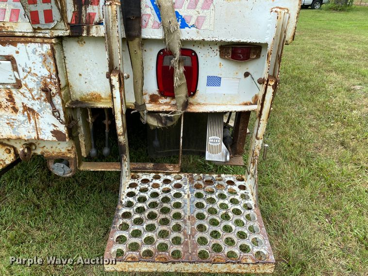 image for item HG9118 1991 International 4900  digger derrick truck