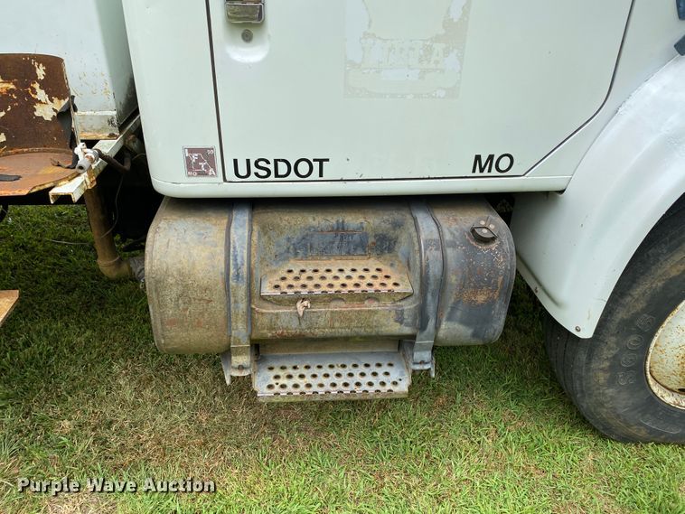 image for item HG9118 1991 International 4900  digger derrick truck