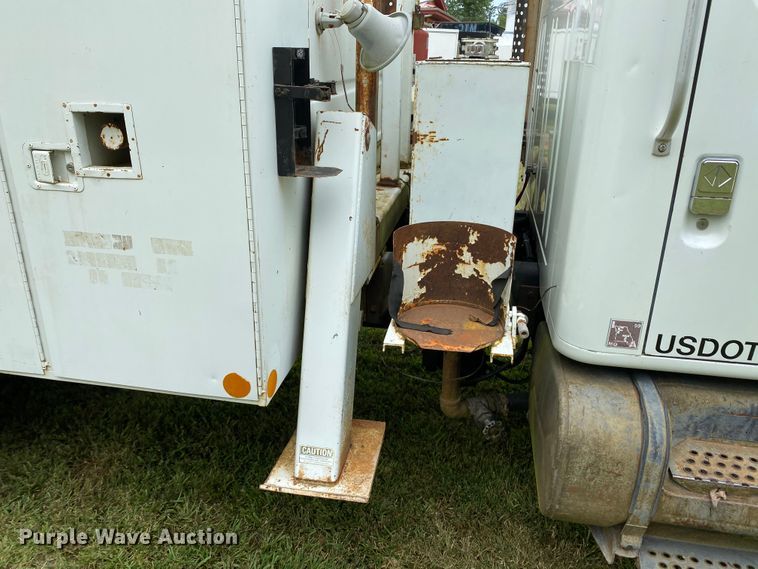 image for item HG9118 1991 International 4900  digger derrick truck