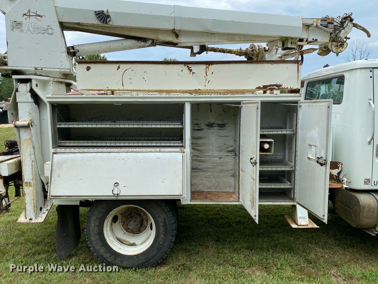 image for item HG9118 1991 International 4900  digger derrick truck