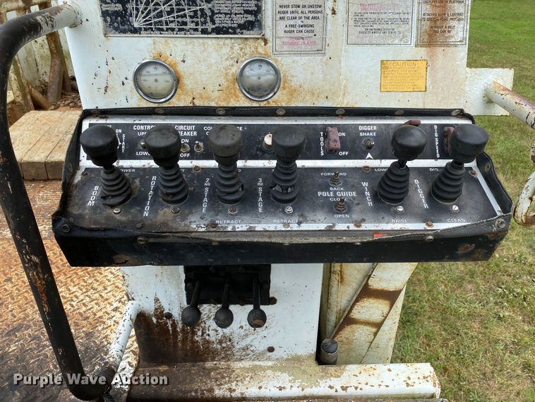 image for item HG9118 1991 International 4900  digger derrick truck