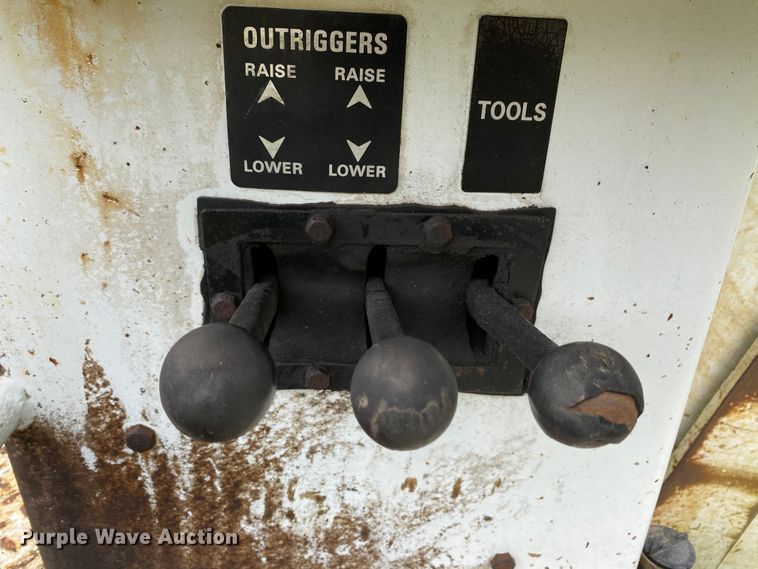 image for item HG9118 1991 International 4900  digger derrick truck