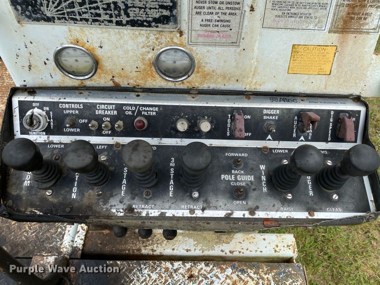 image for item HG9118 1991 International 4900  digger derrick truck