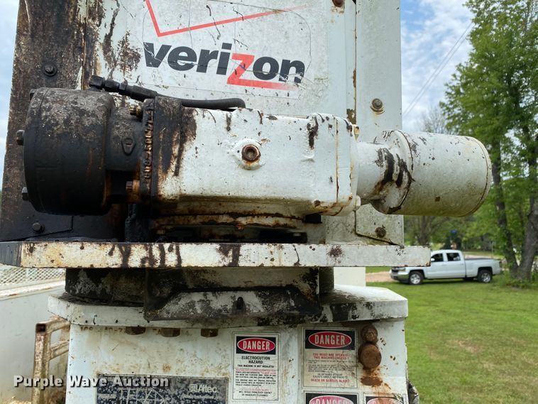 image for item HG9118 1991 International 4900  digger derrick truck