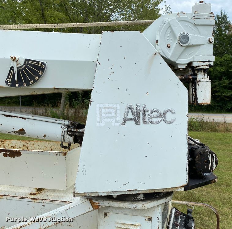 image for item HG9118 1991 International 4900  digger derrick truck