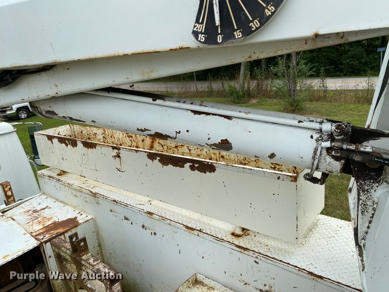 image for item HG9118 1991 International 4900  digger derrick truck