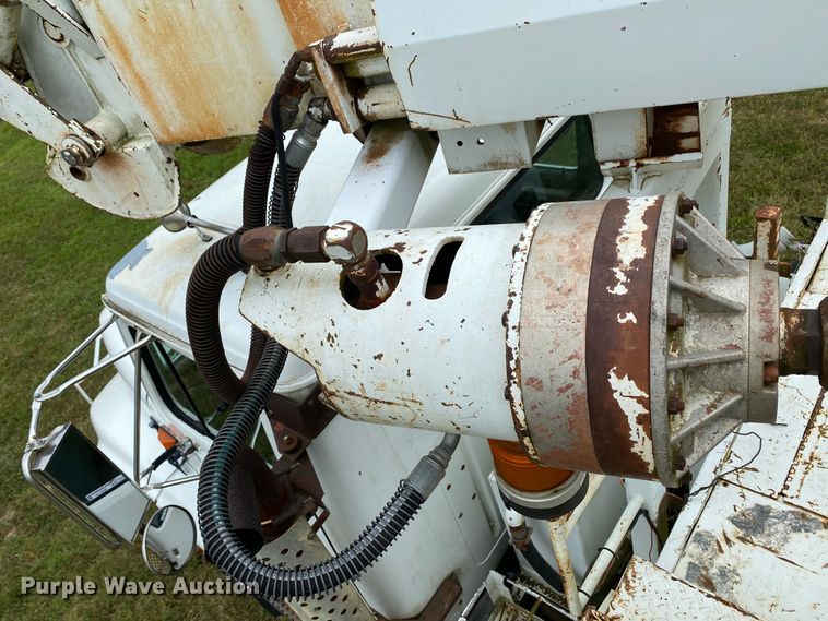 image for item HG9118 1991 International 4900  digger derrick truck