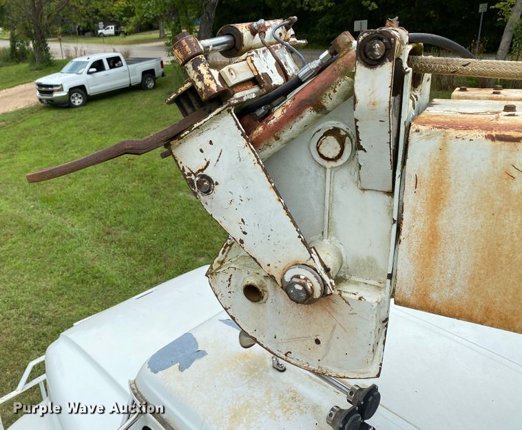 image for item HG9118 1991 International 4900  digger derrick truck