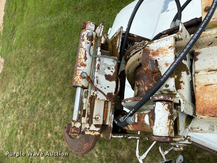 image for item HG9118 1991 International 4900  digger derrick truck