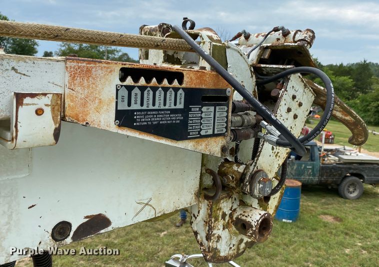 image for item HG9118 1991 International 4900  digger derrick truck