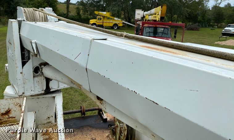 image for item HG9118 1991 International 4900  digger derrick truck