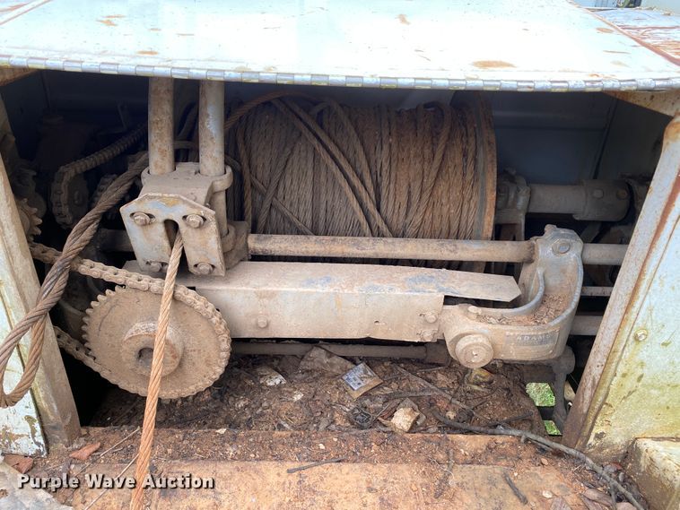 image for item HG9118 1991 International 4900  digger derrick truck