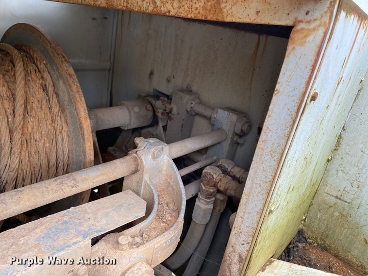 image for item HG9118 1991 International 4900  digger derrick truck