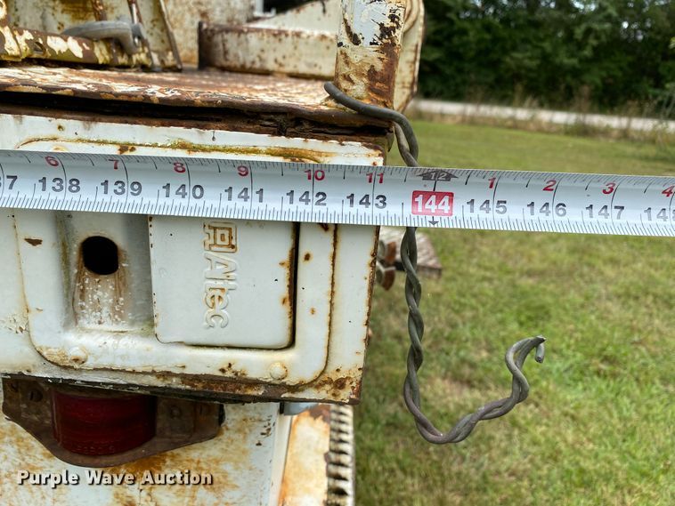 image for item HG9118 1991 International 4900  digger derrick truck