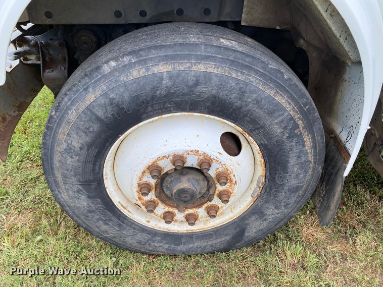 image for item HG9118 1991 International 4900  digger derrick truck