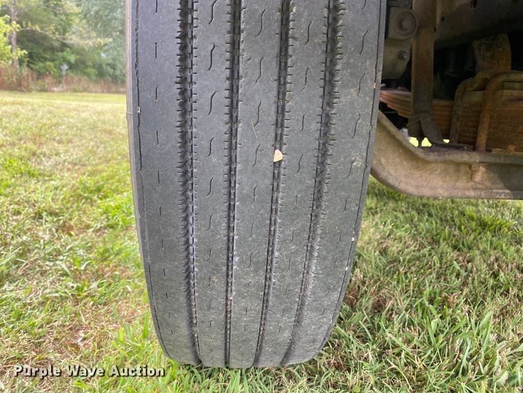 image for item HG9118 1991 International 4900  digger derrick truck