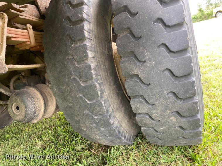 image for item HG9118 1991 International 4900  digger derrick truck