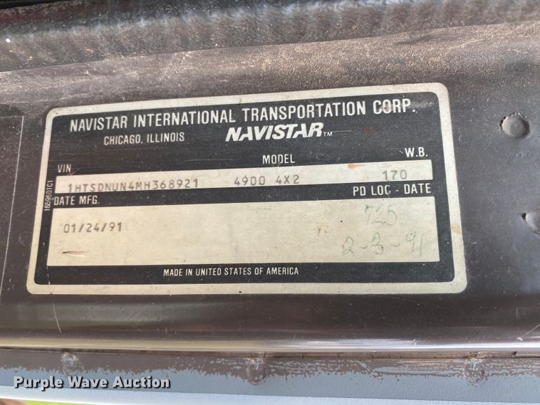 image for item HG9118 1991 International 4900  digger derrick truck