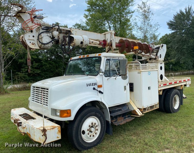 image for item HG9119 2001 International 4700  digger derrick truck