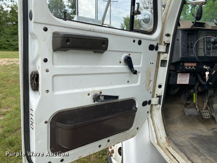 image for item HG9119 2001 International 4700  digger derrick truck