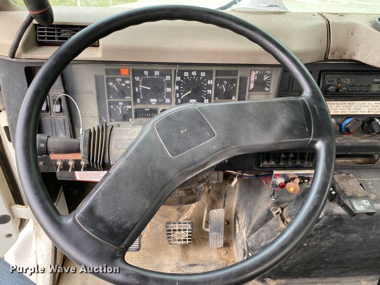 image for item HG9119 2001 International 4700  digger derrick truck