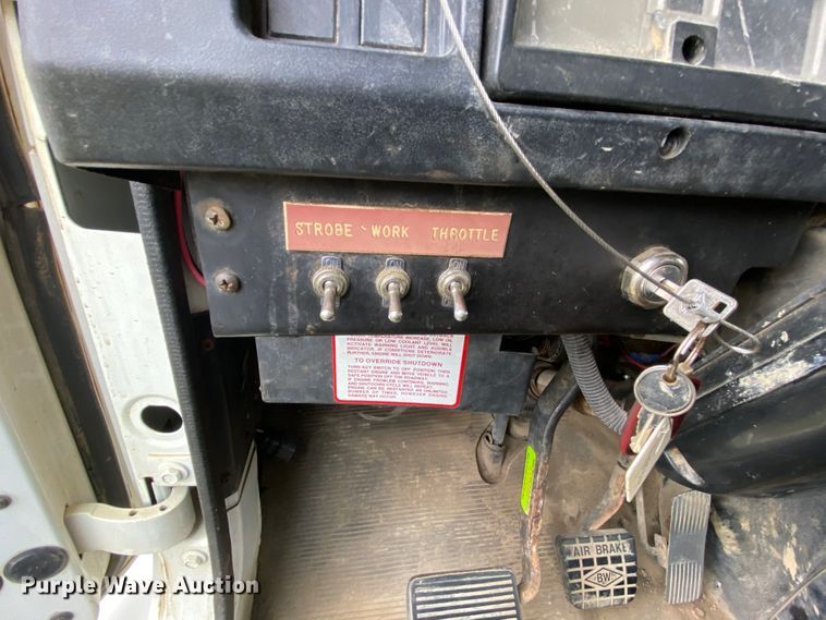 image for item HG9119 2001 International 4700  digger derrick truck