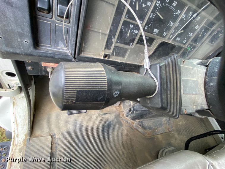 image for item HG9119 2001 International 4700  digger derrick truck