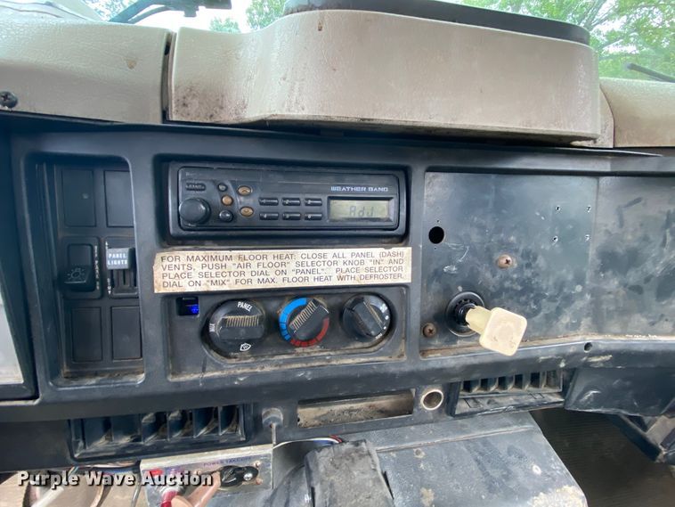 image for item HG9119 2001 International 4700  digger derrick truck