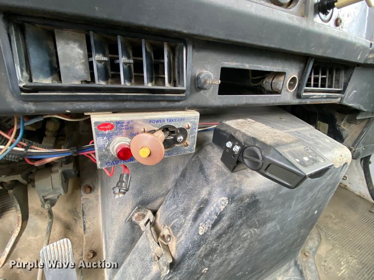 image for item HG9119 2001 International 4700  digger derrick truck