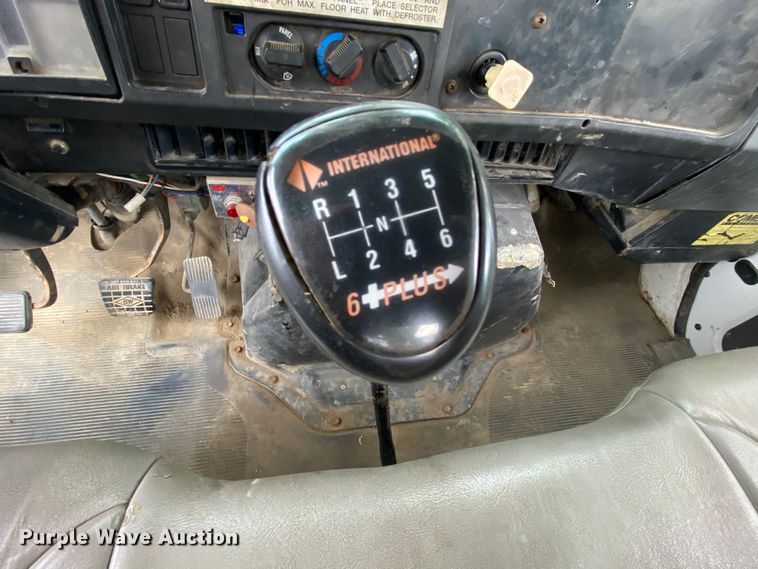 image for item HG9119 2001 International 4700  digger derrick truck