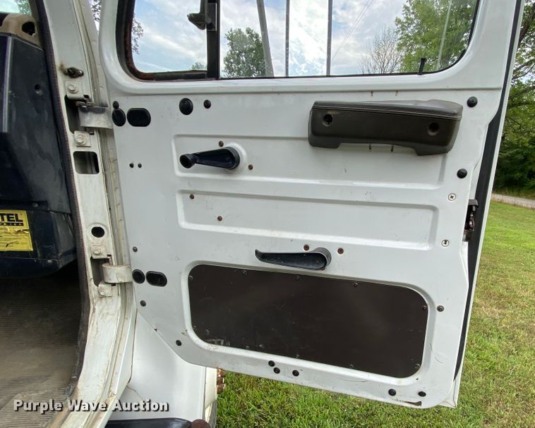 image for item HG9119 2001 International 4700  digger derrick truck