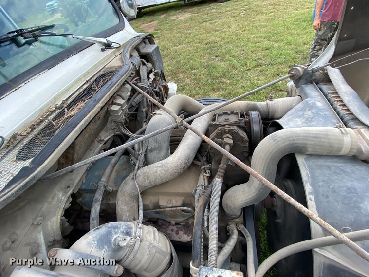 image for item HG9119 2001 International 4700  digger derrick truck